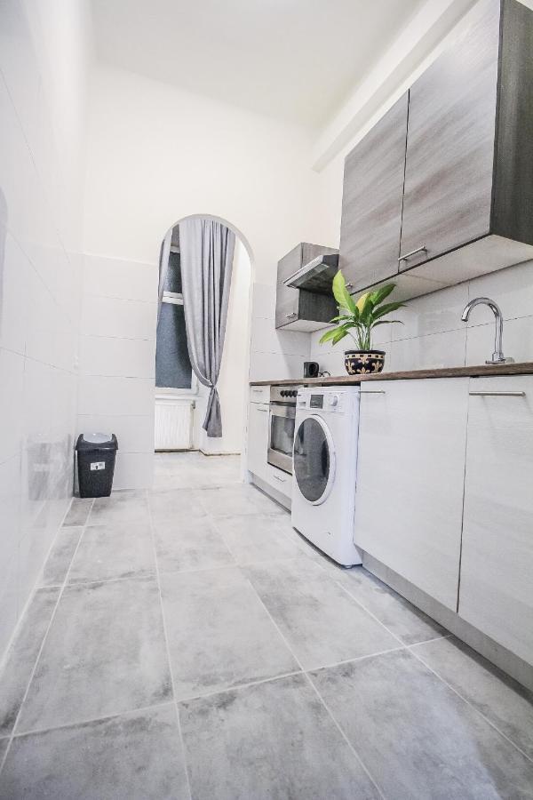 Comfort Quad Room Hn Wina Bagian luar foto